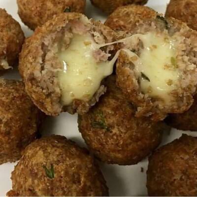 Bolinha de queijo derretido por Léia Simões