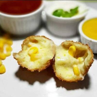 Bolinha de queijo com milho, receita de Léia Simões
