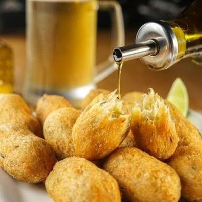 Bolinha de queijo crocante por Léia Simões
