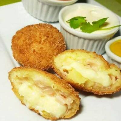 Bolinha recheada de queijo por Léia Simões