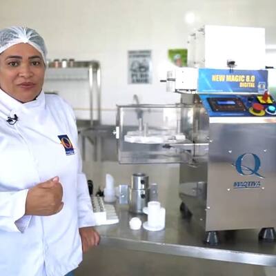 Léia Simões na cozinha profissional durante treinamento de salgados