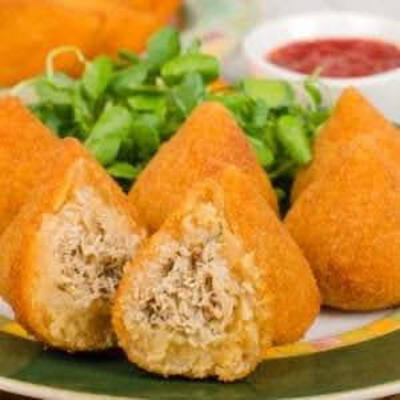 Coxinha de frango dourada feita por Léia Simões