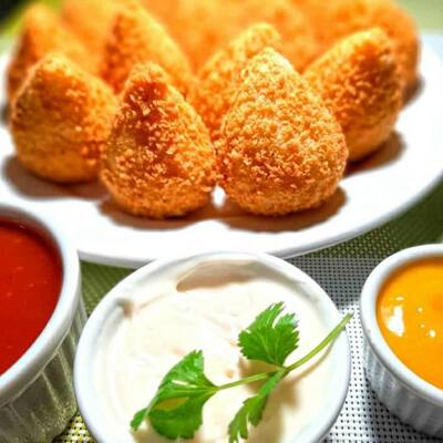 Coxinha empanada no gergelim por Léia Simões