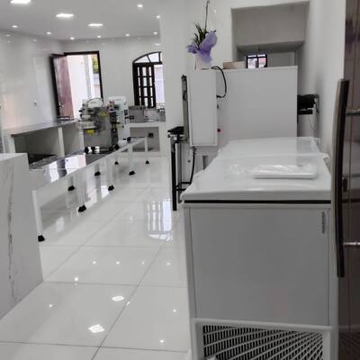 Bancada de mármore na cozinha profissional da Léia Simões