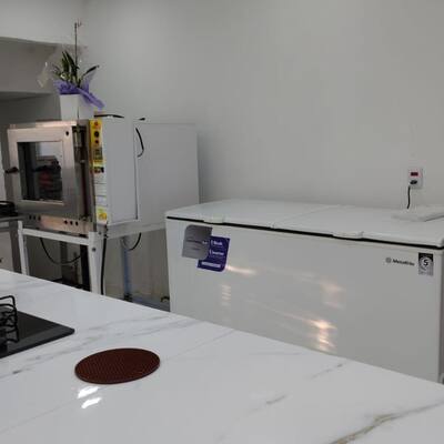 Bancada de mármore ampla na cozinha profissional