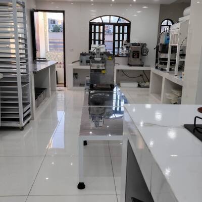 Bancada de inox e prateleiras na cozinha profissional
