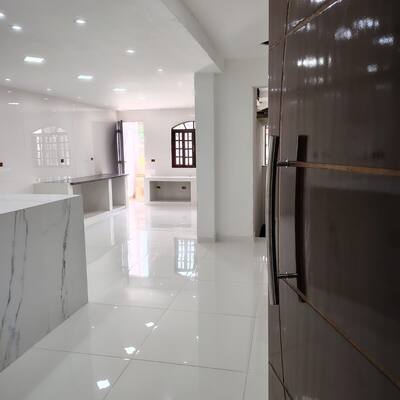 Ambiente da cozinha profissional para alugar
