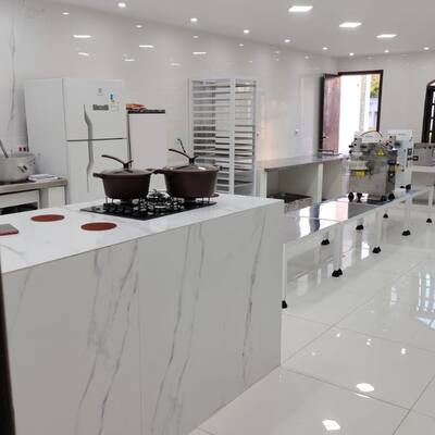 Freezer e bancada na cozinha profissional para locação