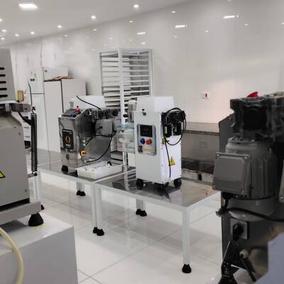 Máquinas de salgados na cozinha profissional da Léia Simões