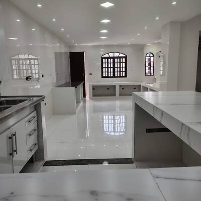 Cozinha profissional iluminada para produção de salgados
