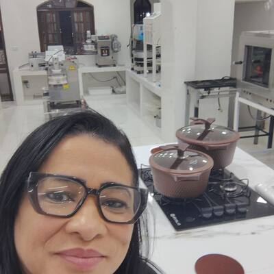 Léia Simões na cozinha profissional Kitchen In House