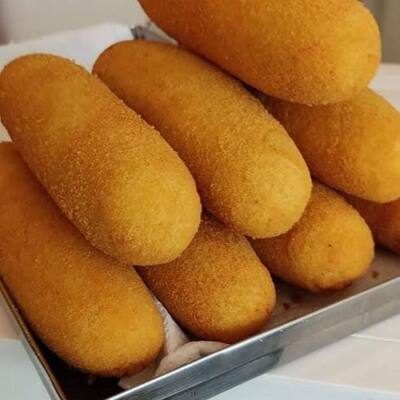 Croquetes dourados por Léia Simões