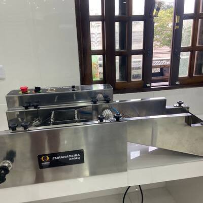 Máquina de salgados em inox na cozinha da Léia Simões