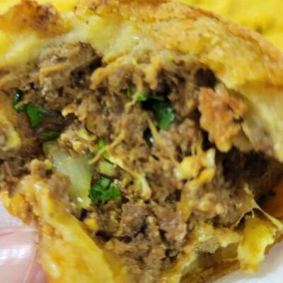 Pastel de carne artesanal por Léia Simões