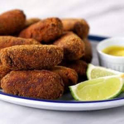 Porção de salgados fritos por Léia Simões