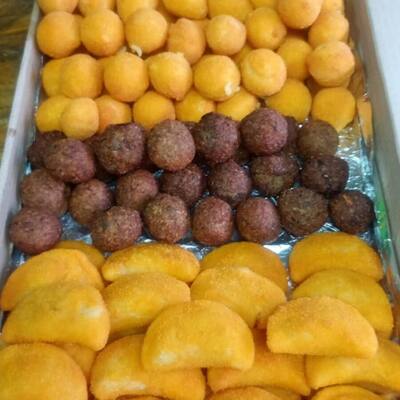 Bandeja de salgados variados produzidos por Léia Simões